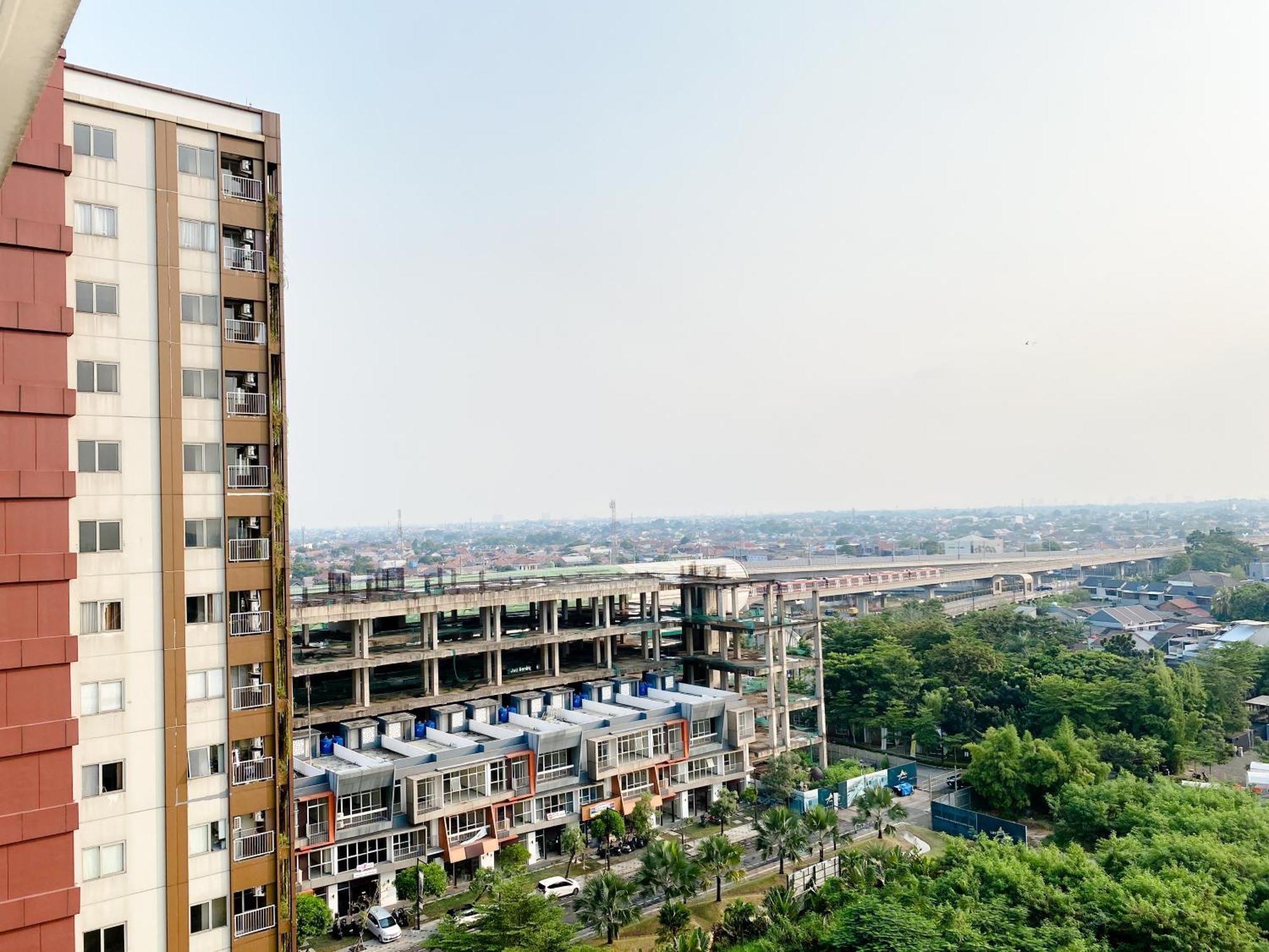 Homey And Minimalist Gateway Park Lrt By Travelio Apartemen *